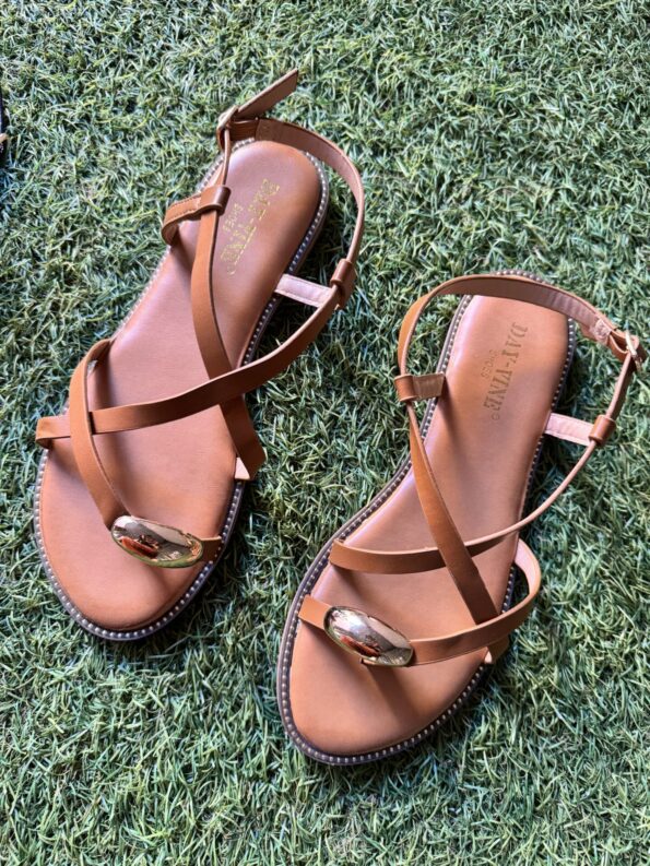 sandalia plana dedo camel detalle metálico moda mujer españa