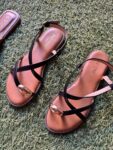 sandalia plana mujer dedo metalizado moda verano 2025 tendencia