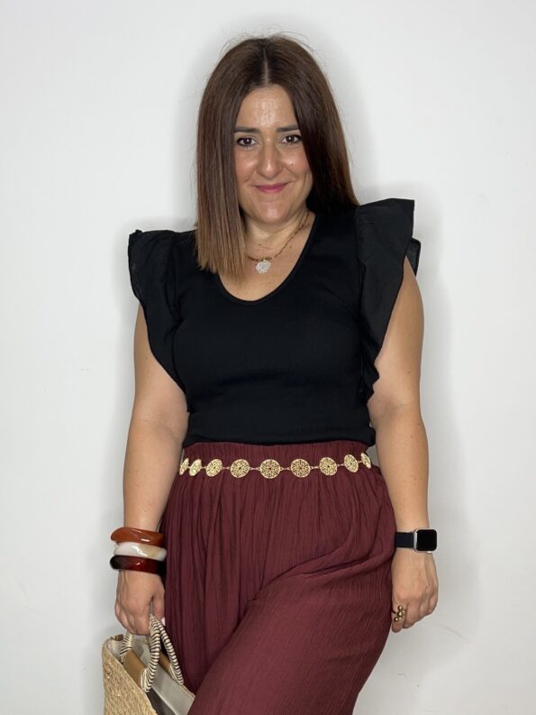 camiseta canalé volantes negra tendencia verano 2025