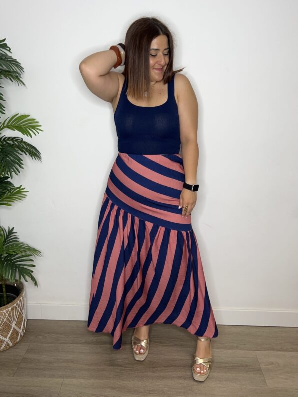 top punto azul marino moda mujer tendencia verano 2025
