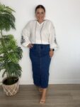 falda midi mujer abertura central moda tendencias otoño 2025