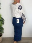 falda midi mujer abertura central moda tendencias otoño 2025