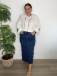 falda midi mujer abertura central moda tendencias otoño 2025