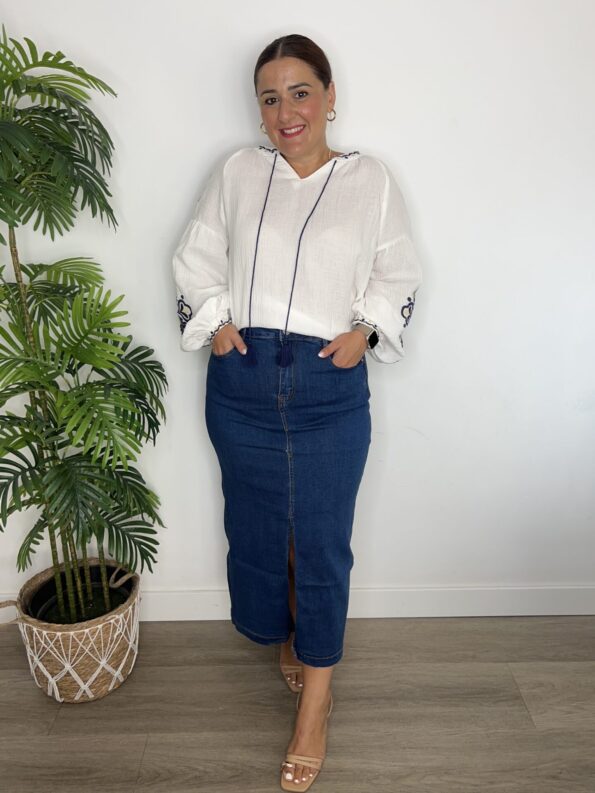 falda midi mujer abertura central moda tendencias otoño 2025