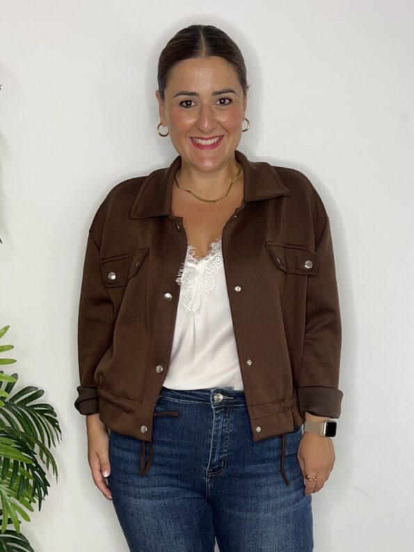 bomber marrón chocolate moda mujer otoño 2025