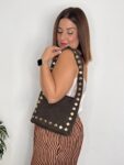 bolso piel ante tachuelas moda mujer tendencias joven otoño invierno bolso