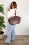 Bolso shopper estructurado en marron chocolate tendencias otoño invierno mujer joven 2025