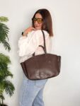 Bolso shopper estructurado en marron chocolate tendencias otoño invierno mujer joven 2025