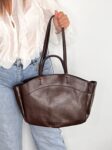 Bolso shopper estructurado en marron chocolate tendencias otoño invierno mujer joven 2025