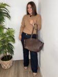 Bolso shopper estructurado en marron chocolate tendencias otoño invierno mujer joven 2025