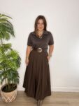 vestido combinado marrón chocolate moda mujer joven tendencia moda 2025
