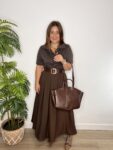 vestido combinado marrón chocolate moda mujer joven tendencia moda 2025