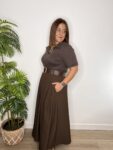 vestido combinado marrón chocolate moda mujer joven tendencia moda 2025