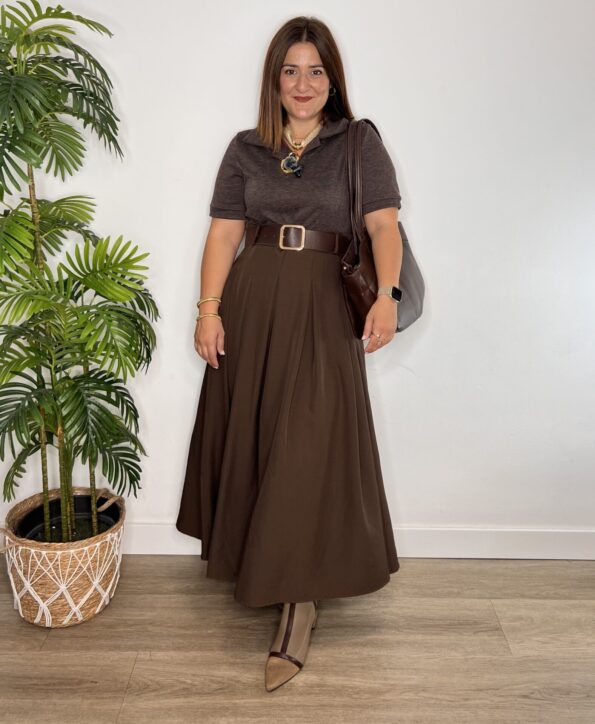 vestido combinado marrón chocolate moda mujer joven tendencia moda 2025