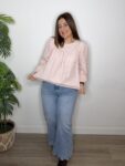 Pantalón vaquero bordados calados en el bajo denim jeans moda mujer tendencias 2026