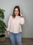 Pantalón vaquero bordados calados en el bajo denim jeans moda mujer tendencias 2026