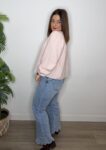 Pantalón vaquero bordados calados en el bajo denim jeans moda mujer tendencias 2026