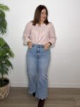 Pantalón vaquero bordados calados en el bajo denim jeans moda mujer tendencias 2026