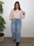 Pantalón vaquero bordados calados en el bajo denim jeans moda mujer tendencias 2026