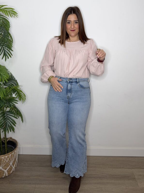 Pantalón vaquero bordados calados en el bajo denim jeans moda mujer tendencias 2026