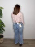 Pantalón vaquero bordados calados en el bajo denim jeans moda mujer tendencias 2026