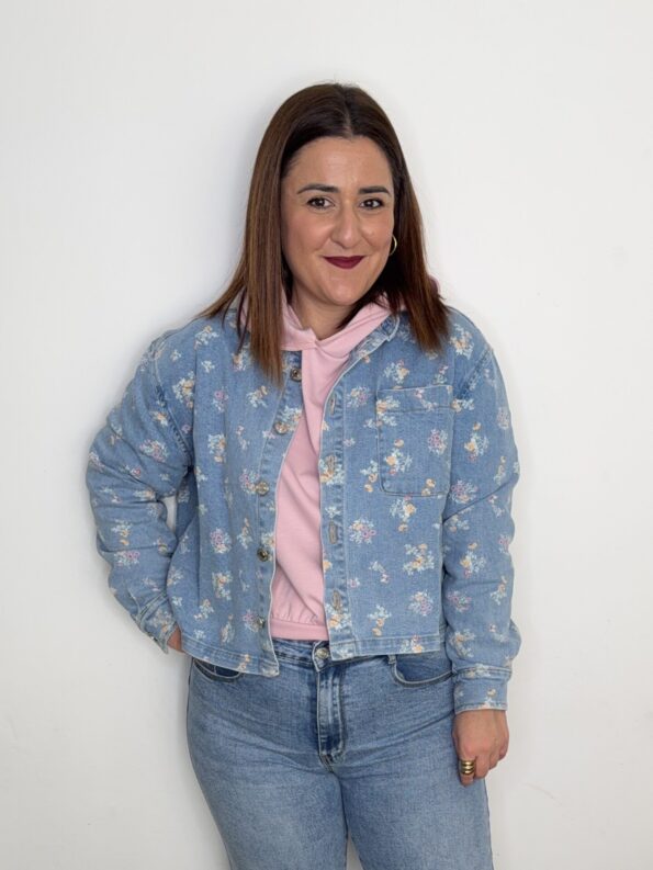 chaqueta denim vaquera estampado floral tendencia moda mujer joven