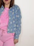 chaqueta denim vaquera estampado floral tendencia moda mujer joven