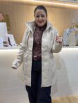 Parka impermeable de mujer elegante y urbana moda mujer tendencias