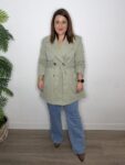 Chaqueta gabardina tendencia moda mujer kaki verde joven
