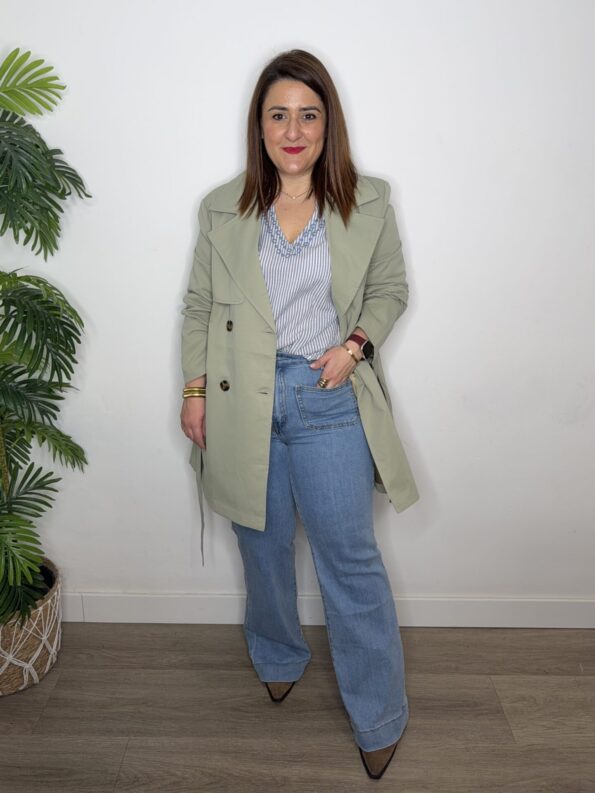 Chaqueta gabardina tendencia moda mujer kaki verde joven