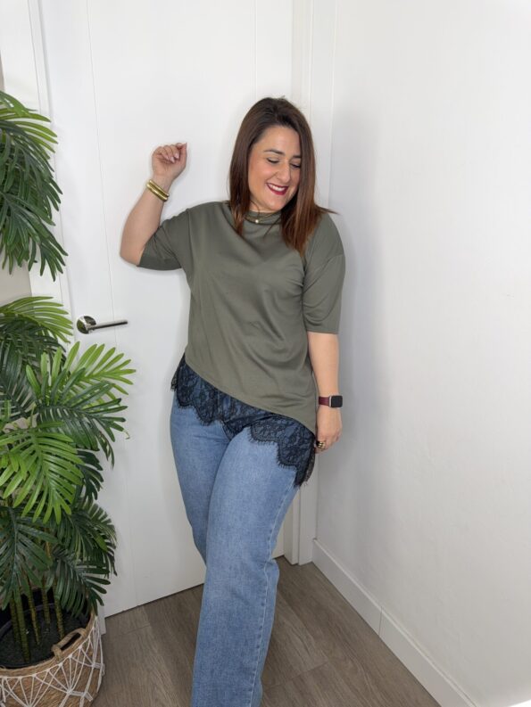Camiseta bajo asimétrico lencero color verde kaki tendencia moda mujer joven