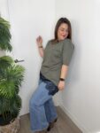 Camiseta bajo asimétrico lencero color verde kaki tendencia moda mujer joven
