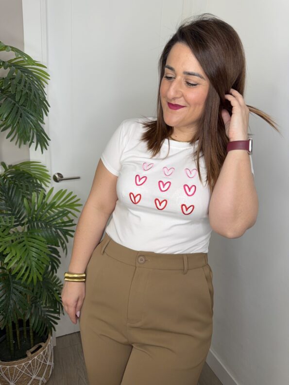 Camiseta manga corta algodón corazones bordados