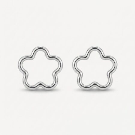 pendientes acero mujer joven