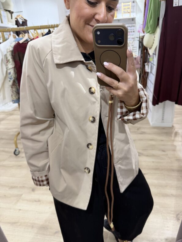 chaqueta-trench-corta-beige-gabardina-visteteconb