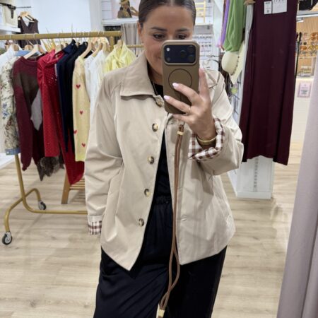 Chaqueta trench corta beige con solapa, botones y forro de cuadros para mujer - Vístete con B