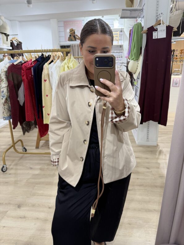 chaqueta-trench-corta-beige-gabardina-visteteconb