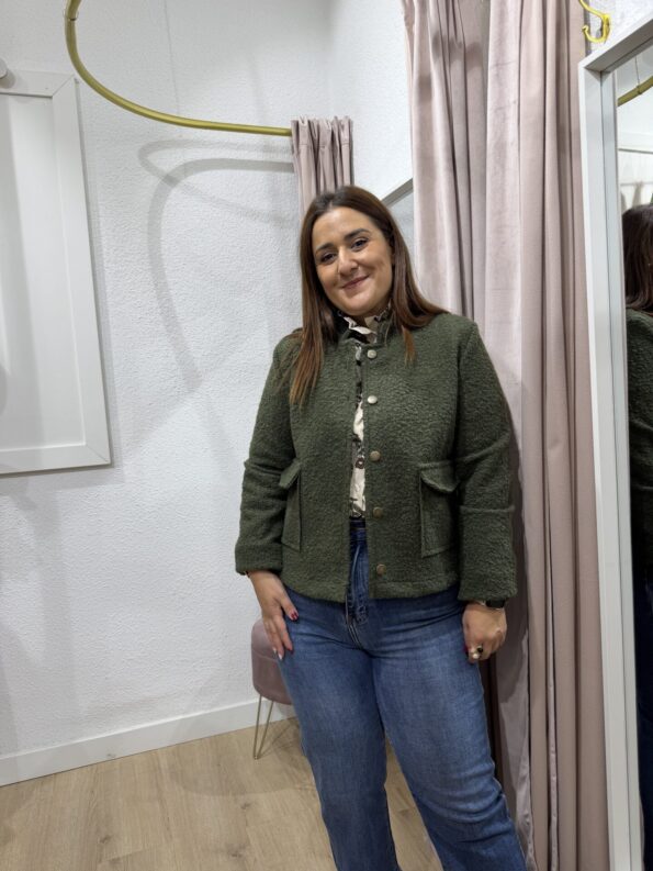 chaqueta-boucle-estilo-chanel-verde-caqui. moda mujer 35 a 45 años