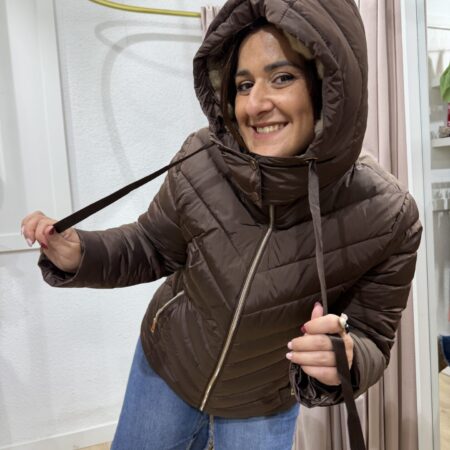 Chaquetón acolchado marrón moka para mujer con capucha ajustable