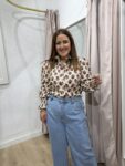 camisa cuello subido volante flores tendencia moda mujer 35 a 45 años