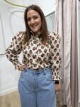 camisa cuello subido volante flores tendencia moda mujer 35 a 45 años