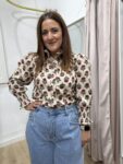camisa cuello subido volante flores tendencia moda mujer 35 a 45 años