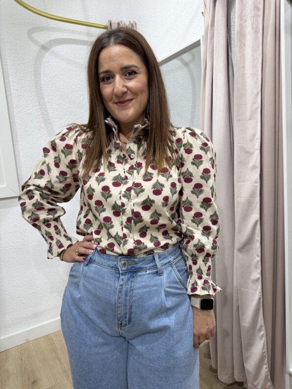 camisa cuello subido volante flores tendencia moda mujer 35 a 45 años