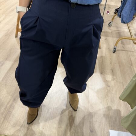Pantalón bombacho azul marino para mujer con goma en el puño y pinzas en la cintura