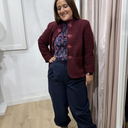 Chaqueta lanosa burdeos para mujer con cierres de alamares y cuello subido