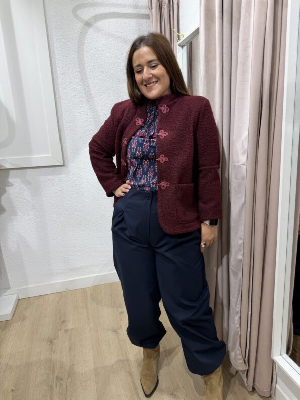 chaqueta-lanosa-burdeos-cierres-alamares