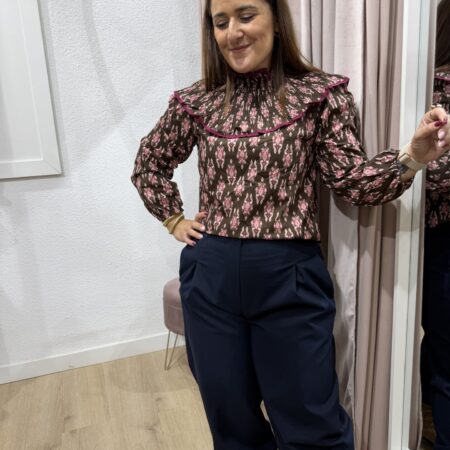 Blusa boho estampada con cuello en nido de abeja y detalles de volantes en los hombros
