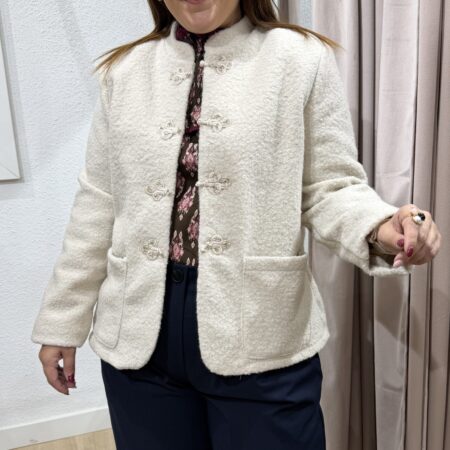 Chaqueta lanosa beige para mujer con cierres de alamares y cuello subido