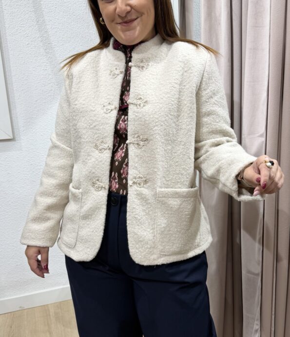 chaqueta-lanosa-beige-cierres-alamares