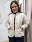 chaqueta-lanosa-beige-cierres-alamares